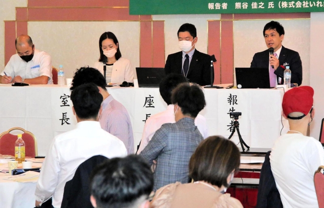 経営体験を報告する「いれ歯やさん」の熊谷佳之社長（右端）＝神戸市中央区港島中町６