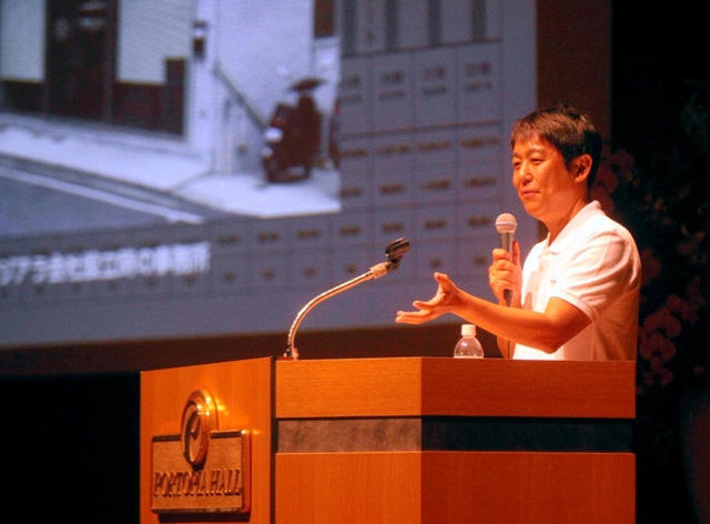 講演する有本哲也氏＝神戸市中央区港島中町６、神戸ポートピアホテル