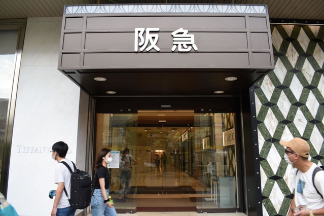 グッチやティファニーが入る神戸阪急本館１階。１１月の改装では新たな高級ブランドが出店する＝神戸市中央区小野柄通８