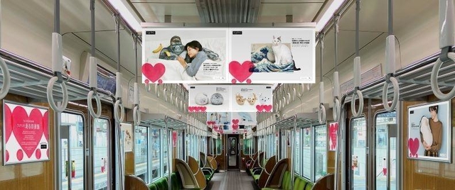 フェリシモのユニークな商品の広告で埋め尽くされた阪急電鉄車内（フェリシモ提供）