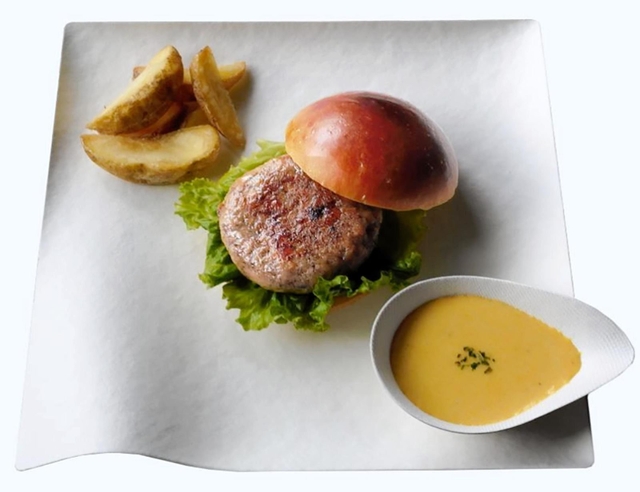 コオロギの代替肉を使ったコオロギバーガーとコオロギエキス入りのポタージュが楽しめる「バグモバーガーセット」（ＢｕｇＭｏ提供）