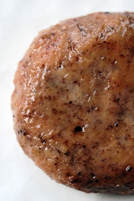 コオロギの代替肉を使ったコオロギバーガーのパティ（ＢｕｇＭｏ提供）