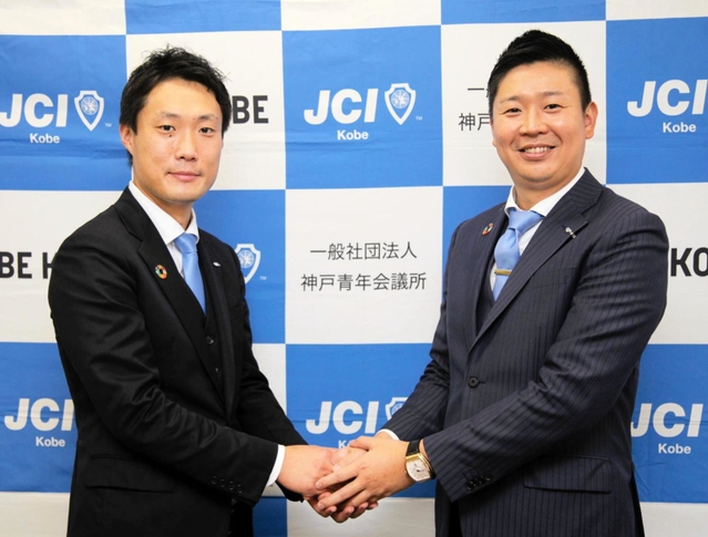 来年１月に神戸青年会議所の理事長に就く宮崎大輔氏（右）と新たに専務理事に就く西宮モコの新井智裕氏＝神戸市中央区港島中町６ 