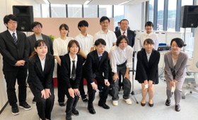 シンエイ動画神戸スタジオのメンバーら＝神戸市中央区海岸通