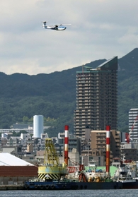 海から飛び立ち8の字旋回に成功 無人飛行艇が神戸沖で4分間の