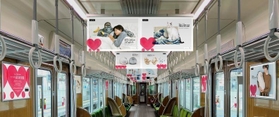 フェリシモのユニークな商品の広告で埋め尽くされた阪急電鉄車内（フェリシモ提供）