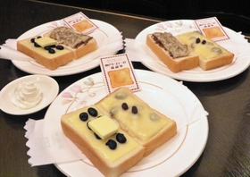 各喫茶店では３種類のうち２種類を選んで食べる＝神戸市中央区三宮町３、英國屋三宮センター街３丁目店