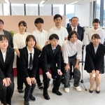シンエイ動画神戸スタジオのメンバーら＝神戸市中央区海岸通