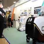 自律走行型の配送ロボットなどが展示された川崎重工業のブース＝神戸市中央区港島中町６、神戸国際展示場