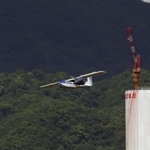 神戸港上空を試験飛行する、新明和工業の無人飛行艇＝２日午前、神戸市中央区