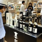 兵庫限定の日本酒などが並んだイベント会場＝大丸神戸店