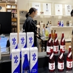 兵庫限定の日本酒などが並んだイベント会場＝大丸神戸店