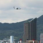 神戸港の上空、高度約２０メートルを自動制御で飛ぶ無人飛行艇＝２日、神戸市中央区（撮影・長嶺麻子）