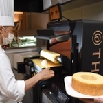 ＡＩオーブンＴＨＥＯ（テオ）が焼き上げるバウムクーヘン＝神戸ポートピアホテル