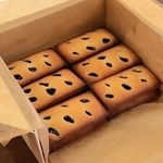 大粒の黒豆が６個入った「丹波黒豆のフィナンシェ」（エーデルワイス提供）