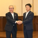 企業版ふるさと納税制度で兵庫県に寄付をした三井住友銀行の高島誠頭取（左）と斎藤元彦兵庫県知事＝県公館（撮影・長嶺麻子）