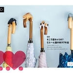 不安定な場所で寝る「猫あるある」を傘の目印に採用した商品の広告（フェリシモ提供）
