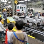 車両工場内を見学する参加者たち＝２０１７年、明石市二見町東二見