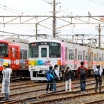 現役車両を間近で見学する参加者たち＝２０１７年、明石市二見町東二見
