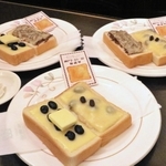各喫茶店では３種類のうち２種類を選んで食べる＝神戸市中央区三宮町３、英國屋三宮センター街３丁目店