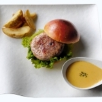 コオロギの代替肉を使ったコオロギバーガーとコオロギエキス入りのポタージュが楽しめる「バグモバーガーセット」（ＢｕｇＭｏ提供）