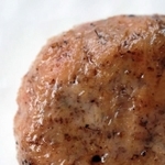 コオロギの代替肉を使ったコオロギバーガーのパティ（ＢｕｇＭｏ提供）