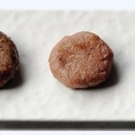 こおろぎミート（左）と大豆ミートの食べ比べができるセット。コオロギデミグラスソース付き（ＢｕｇＭｏ提供）