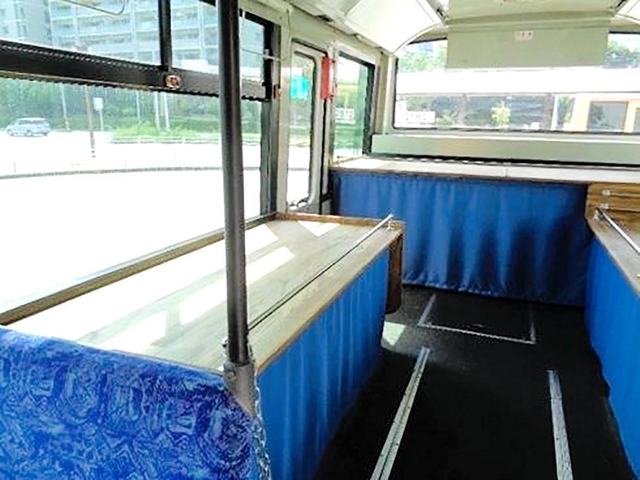 移動販売用に後方の客席が商品棚に改装された車内（神戸市提供）