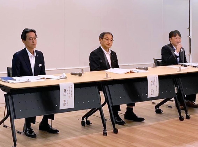 記者会見する（右から）神戸市駅まち推進課の泰中秀樹課長、神姫ゾーンバスの村上正弘社長、神姫バス地域事業本部の野田年洋部長＝神戸市役所