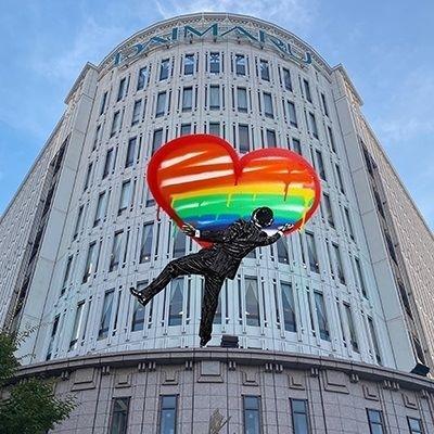 スマートフォンをかざすと、大丸神戸店の建物にストリートアートが登場する（同店提供）