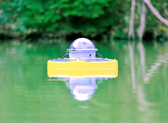 衛星の信号を基に、ため池の水位を測るセンサー（三菱電機提供）