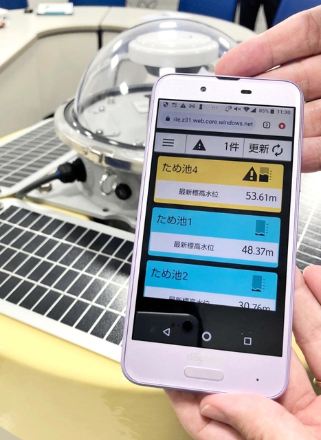 センサーが観測した水位は、スマートフォンで確認できる＝神戸市兵庫区和田崎町１、三菱電機神戸製作所