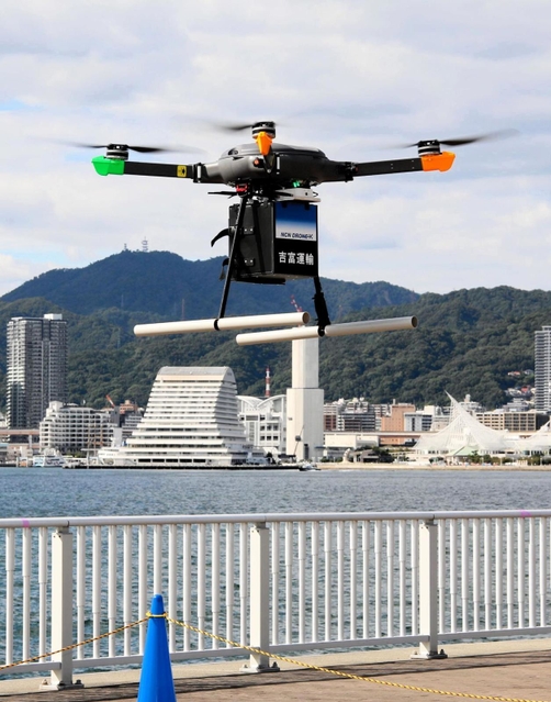 神戸港を越え、ポーアイしおさい公園までドリンクを運ぶドローン＝１１日午後、神戸市中央区港島１