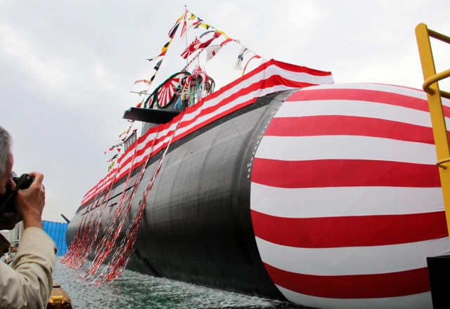 進水した潜水艦「じんげい」＝神戸市兵庫区和田崎町１