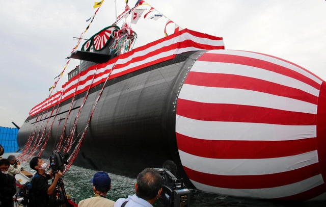 進水した潜水艦「じんげい」＝神戸市兵庫区和田崎町１