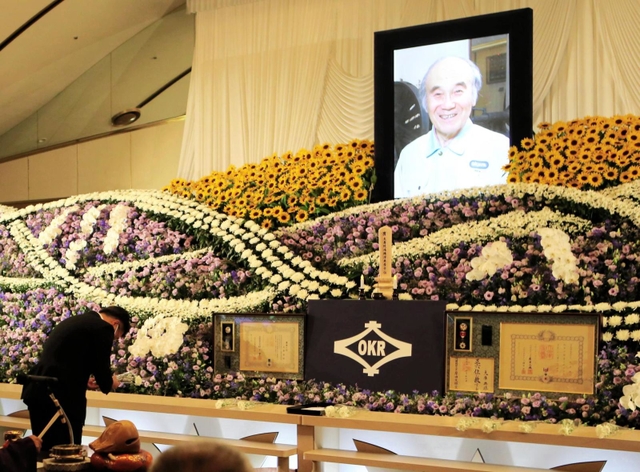 大庫典雄氏の遺影に花を手向ける参列者＝加古川市加古川町溝之口、加古川プラザホテル