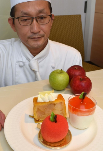 タンザニアの孤児支援を掲げて販売するリンゴのスイーツと、シェフパティシエの中井正貴さん＝神戸市中央区波止場町