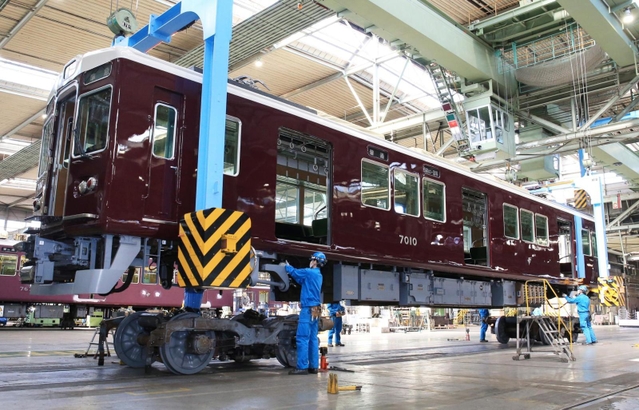 塗りたての外装が鏡面のような光沢を放つ車両＝大阪府摂津市、阪急電鉄正雀工場（撮影・大森　武）