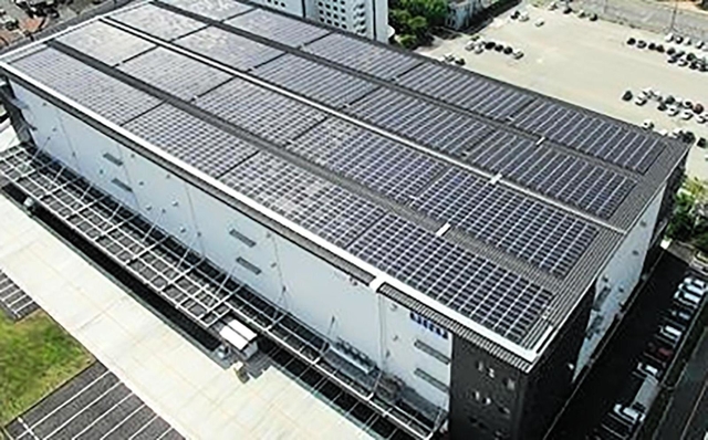 太陽光で発電した電気を神戸市のグループ会社工場に送るカネカ高砂物流センター＝高砂市荒井町新浜２（同社提供）