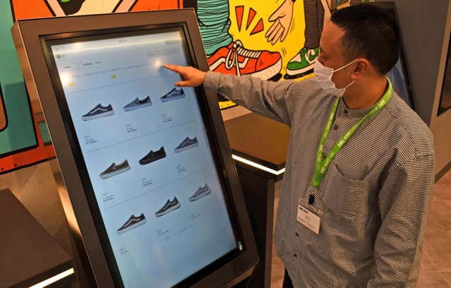 「ＡＢＣマート　グランドステージ」に設置されたデジタルカタログの操作機器＝西宮市高松町