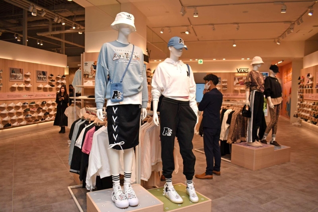 「ＡＢＣマート　グランドステージ」の女性向けコーナー＝西宮市高松町