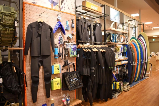 「オッシュマンズ」で扱うサーフィン関連商品＝西宮市高松町