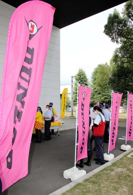 「ピンクリボン月間」に合わせて、住友ゴム工業が作ったピンク色ののぼり旗＝愛知県豊田市新生町４、住友ゴム工業名古屋工場