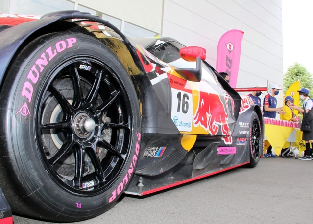 ピンク色の「ダンロップ」ロゴが入ったレース車両＝愛知県豊田市新生町４、住友ゴム工業名古屋工場