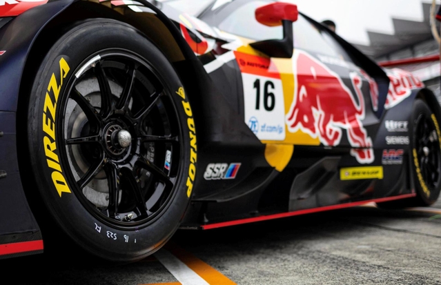 「ダンロップ」ロゴが入ったレース車両。通常は黄色を使う（住友ゴム工業提供）