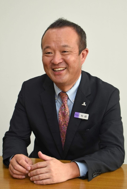 約２０年ぶりの改装について語る神戸阪急の杉崎聡店長＝神戸市中央区小野柄通８