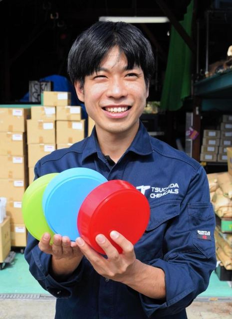 プラスチック廃材を活用した玩具「にじいろぶろっく」を手にする土田翔大さん＝丹波市柏原町北中