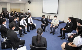 若手社員と内定者が幅広い話題で意見を交わした座談会＝宝塚市新明和町、新明和工業