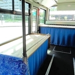 移動販売用に後方の客席が商品棚に改装された車内（神戸市提供）