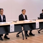 記者会見する（右から）神戸市駅まち推進課の泰中秀樹課長、神姫ゾーンバスの村上正弘社長、神姫バス地域事業本部の野田年洋部長＝神戸市役所